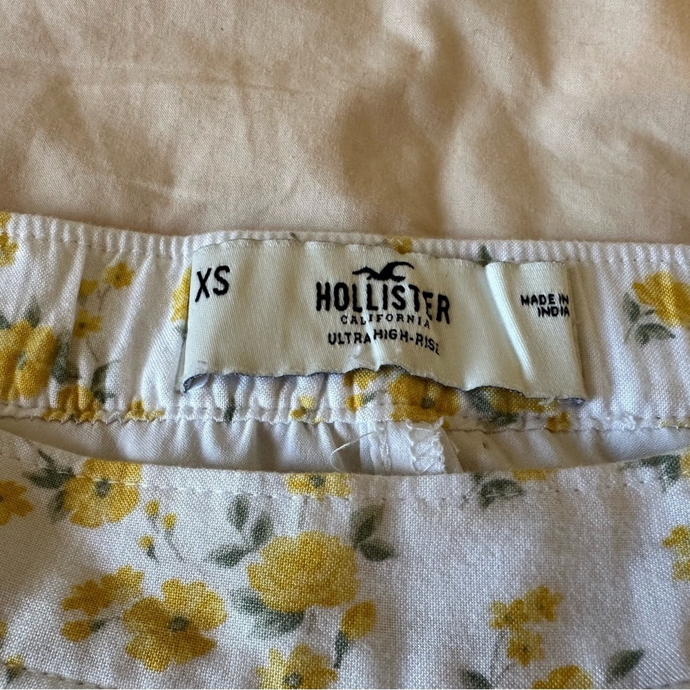 Hollister Floral Mini Skirt in White and Yellow
Ultra High-Rise - Picture 7 of 8